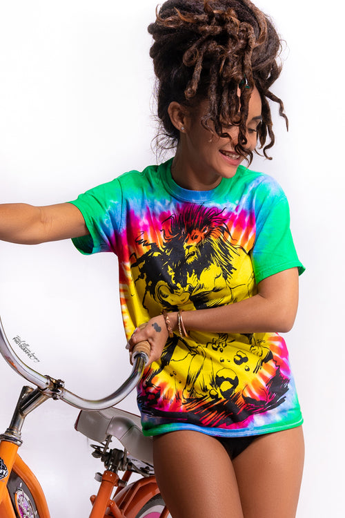 ooyah Jamaica. Dread and Lion tie-dye tee. Rasta design screen printed on ringspun cotton. Reggae clothing women's top. IRIE