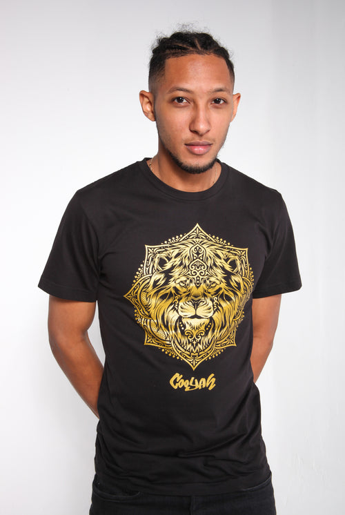 Cooyah Clothing. Lion Mandala graphic tees with metalic gold print
As a Jamaican owned clothing brand since 1987, we take pride in bringing you this classic shirt.