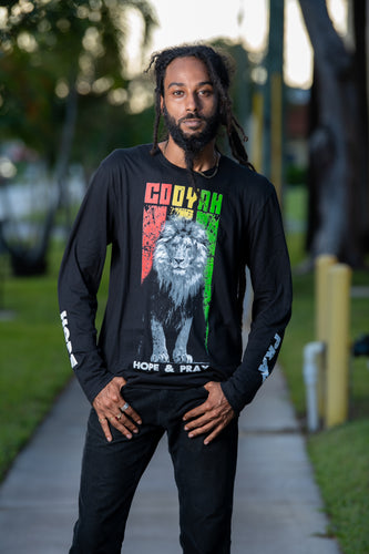 Cooyah Jamaica.  Rasta Lion men's long sleeve crew neck tee.  Made from ringspun cotton and screen printed in reggae colors.  Jamaican-style streetwear fashion. 